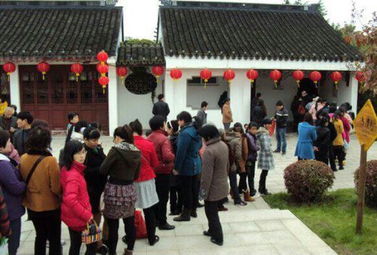 園博苑光天化日女子當(dāng)街小便，公廁緊張問題引發(fā)熱議